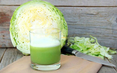 Свежевыжатый сок капусты – популярное средство от храпа