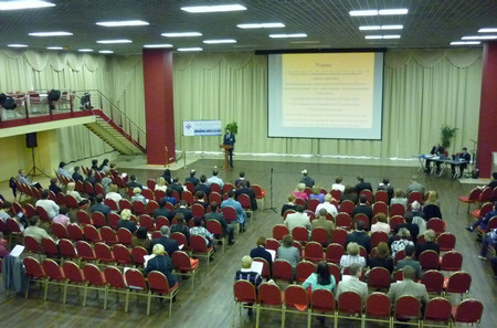 Форум проходит в конференц-зале отеля «Азимут»