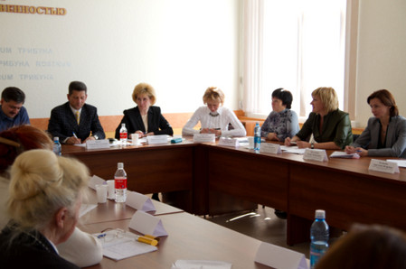 Представители ТФ ОМС Соколова О.В. (третья слева) и Министерства здравоохранения Омской области Захарова О.П. (вторая справа) были одними из активных участников обмена мнениями о работе системы ОМС.