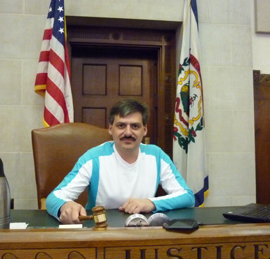 Юрисконсульт Центра медицинского права Хасикян К.Г. в кресле федерального судьи