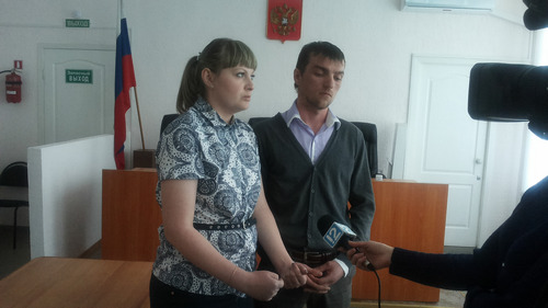 Нина и Вячеслав Остроушко после окончания судебного процесса дают интервью телевидению