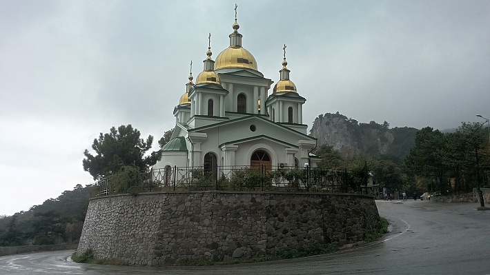 khram-vid-snizu.jpg